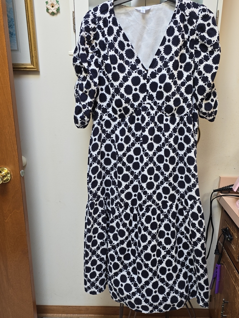 Women's Black and White Floral V-Neck Dress